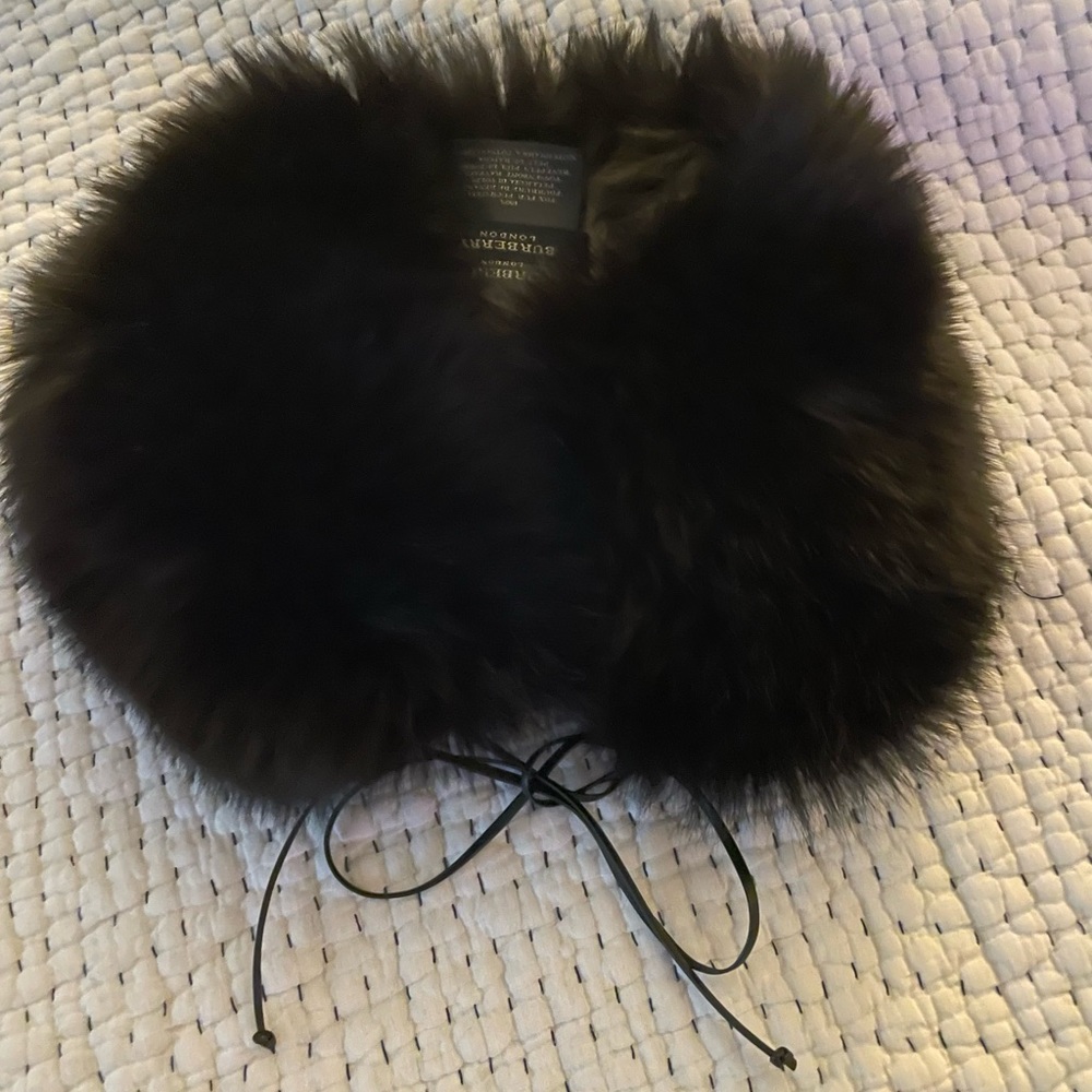 Burberry black fox tie collar